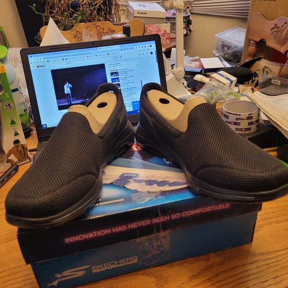 🚺 Ladies Sneakers - Picture 3 of 8